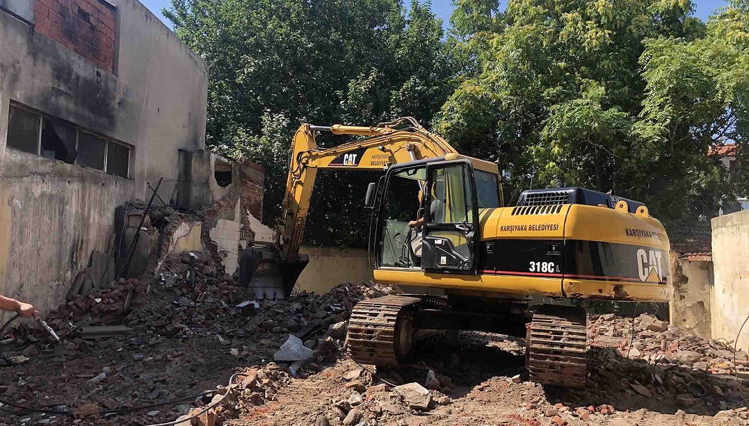 Karşıyaka Belediyesi Metruk Binaları Yıkıyor