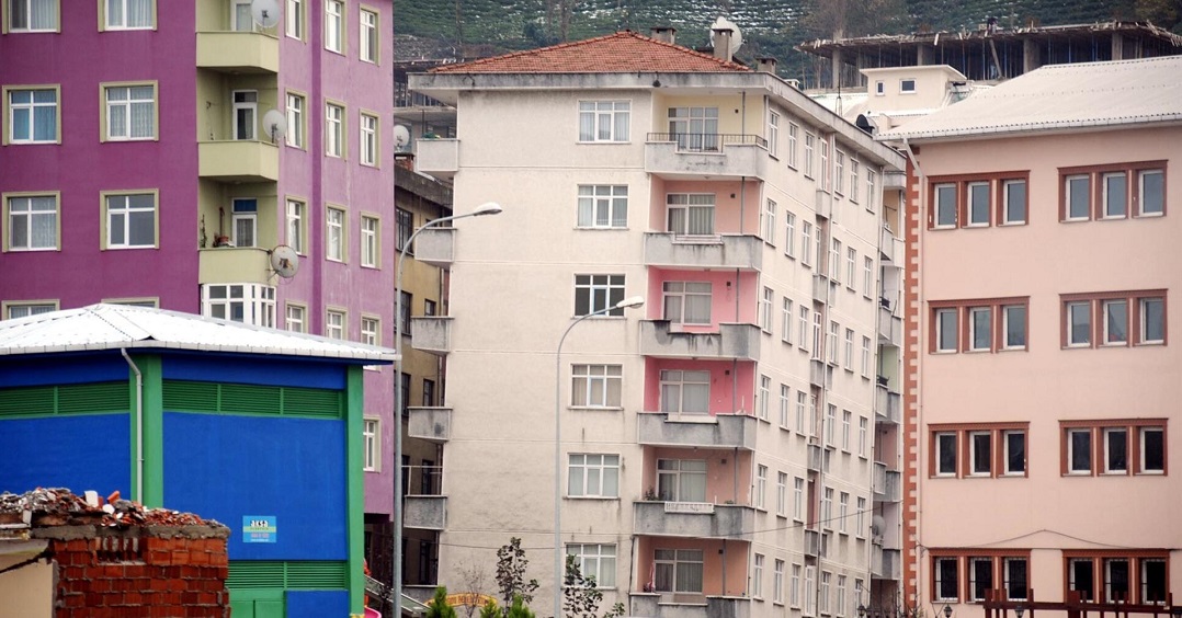 Rize'de Yan Yatan Binalar Korkutuyor