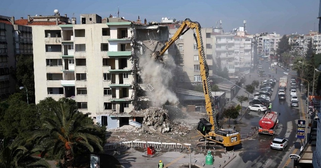 Bostanlı'daki Eğik Binalarda Yıkım Başladı