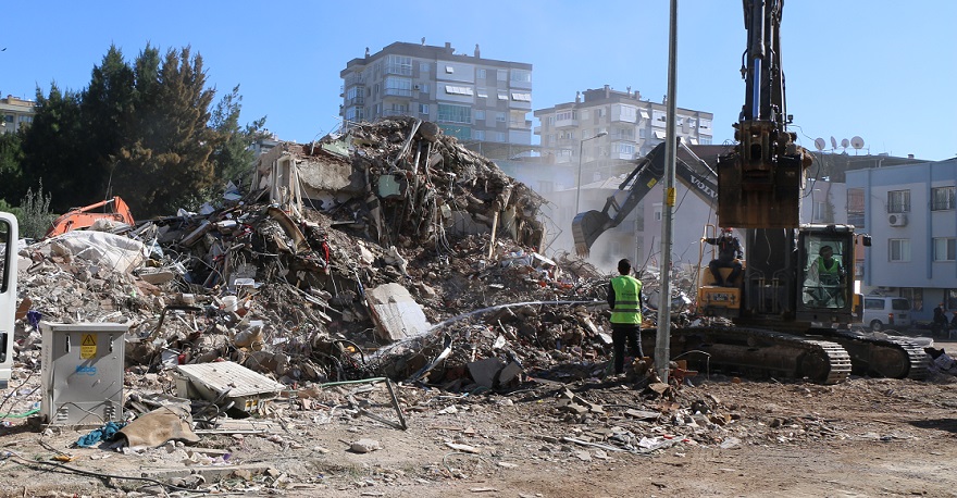 İzmir’de Yıkılan Binaların Müteahhit ve Mesulleri Dahil 9 Kişi Gözaltına Alındı