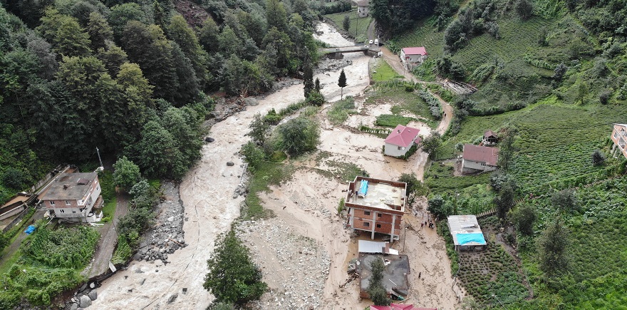 Rize'de Selden Etkilenen Yapılar Yıkılıyor