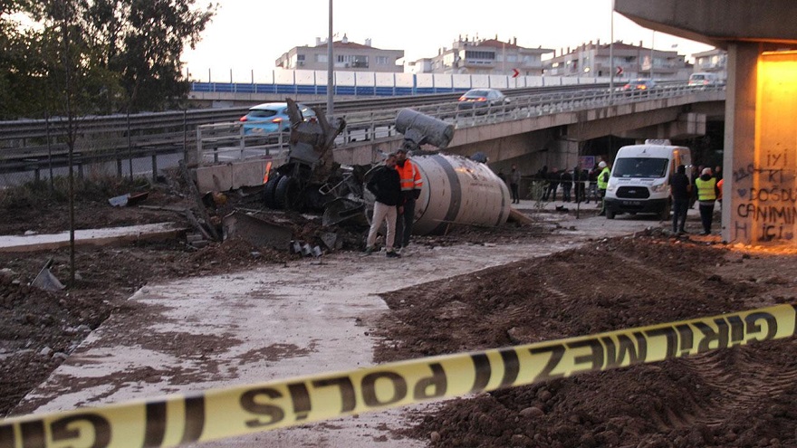 İzmir'de Beton Mikseri, Metro İnşaat Alanına Uçtu