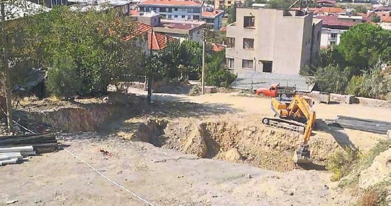 İzmir'de Aynı Evi Birden Fazla Kişiye Satan Müteahhit Gözaltına Alındı